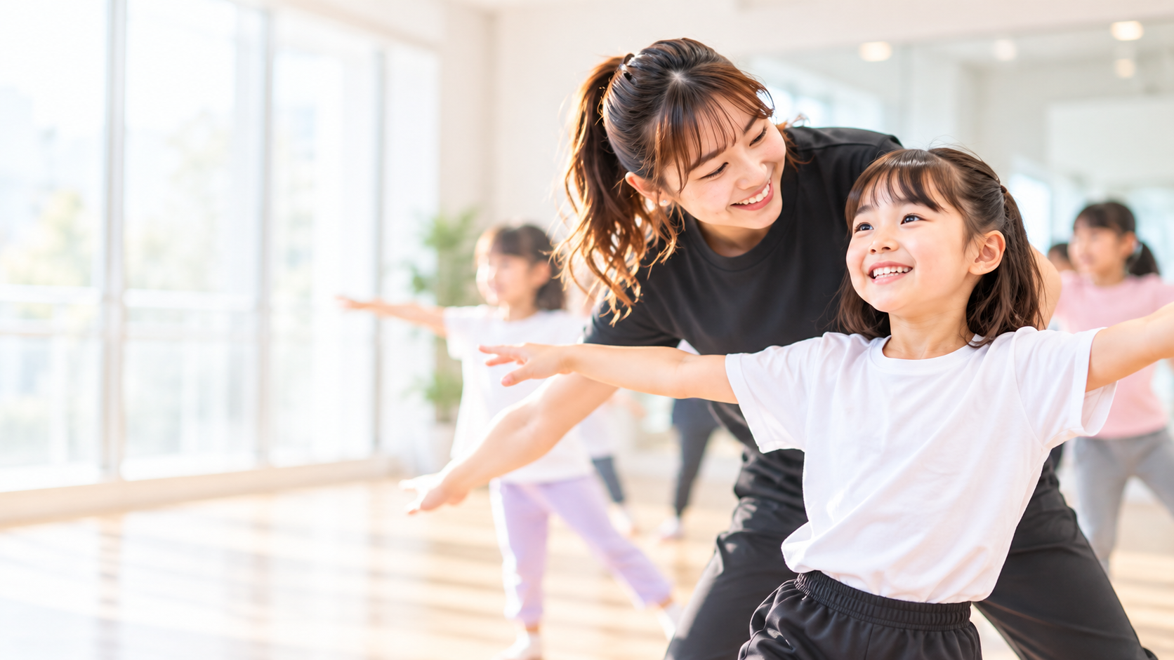 講師が生徒に寄り添ってダンスを教えるイメージ