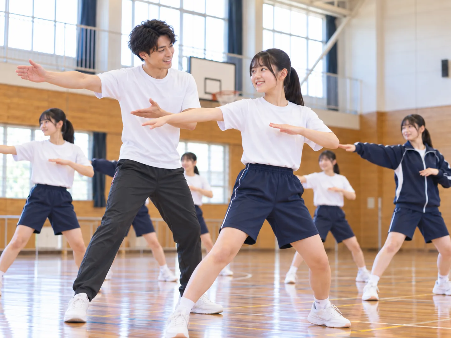 男性ダンス講師が中高生のダンス部・部活動を指導するイメージ