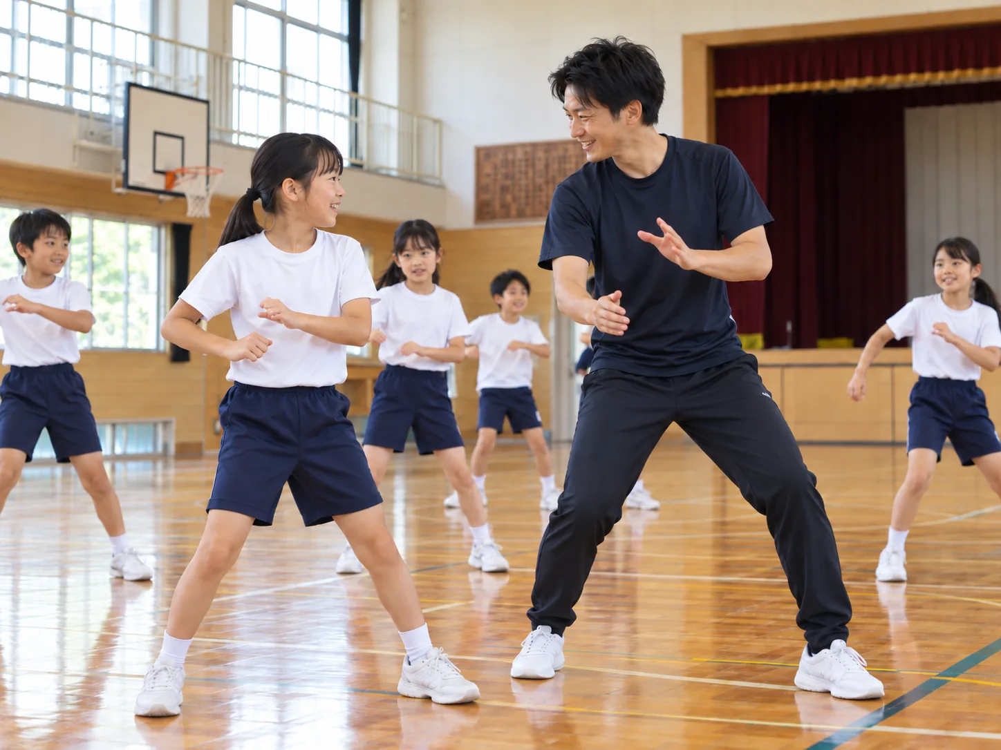 男性ダンス講師が小中学生のクラブ活動・放課後活動でダンスを指導するイメージ