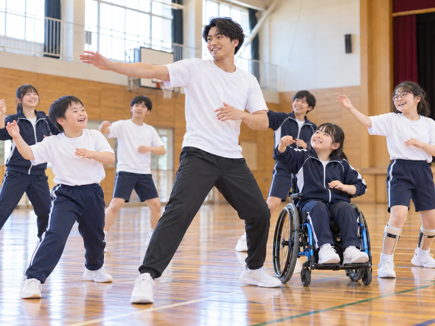 男性ダンス講師が特別支援の生徒と一緒にダンス活動を行うイメージ